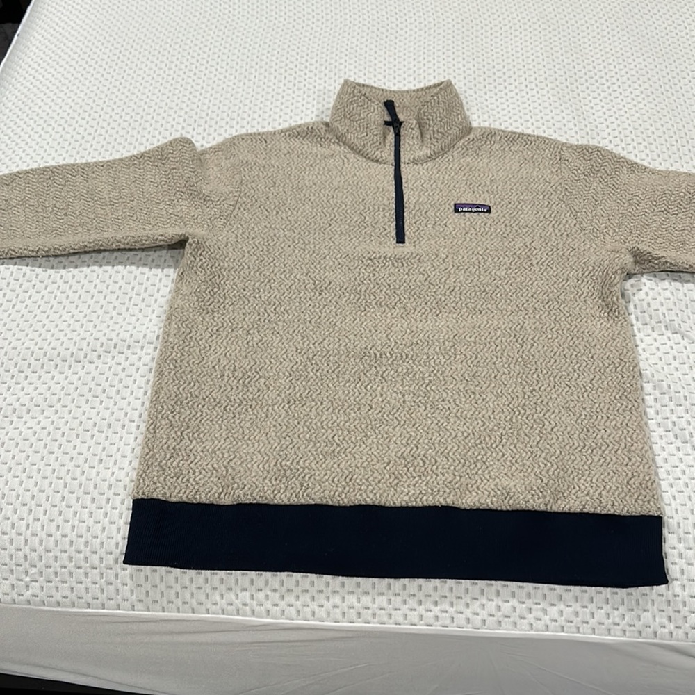 Patagonia Sweater with teddy bear material - Picture 2 of 5